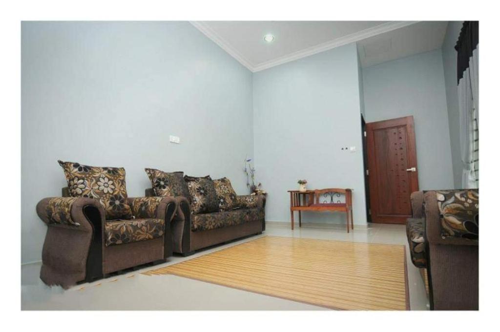 Oyo Home 90448 Nurbayu Guest House Chukai Luaran gambar