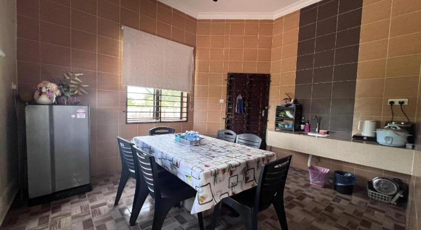 Oyo Home 90448 Nurbayu Guest House Chukai Luaran gambar