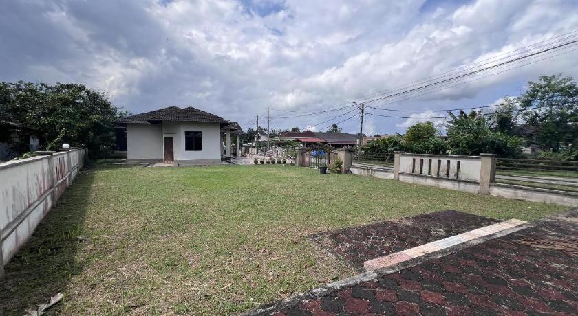 Oyo Home 90448 Nurbayu Guest House Chukai Luaran gambar